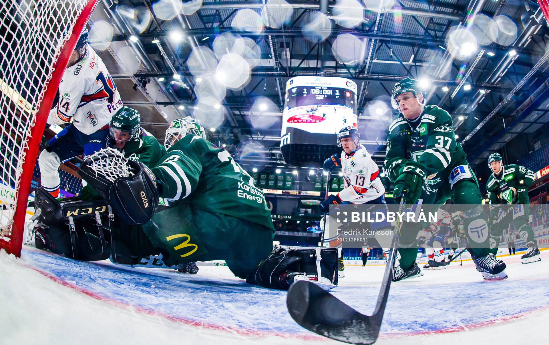 Växjös Jack Drury och Färjestads Adam Ginning i kamp