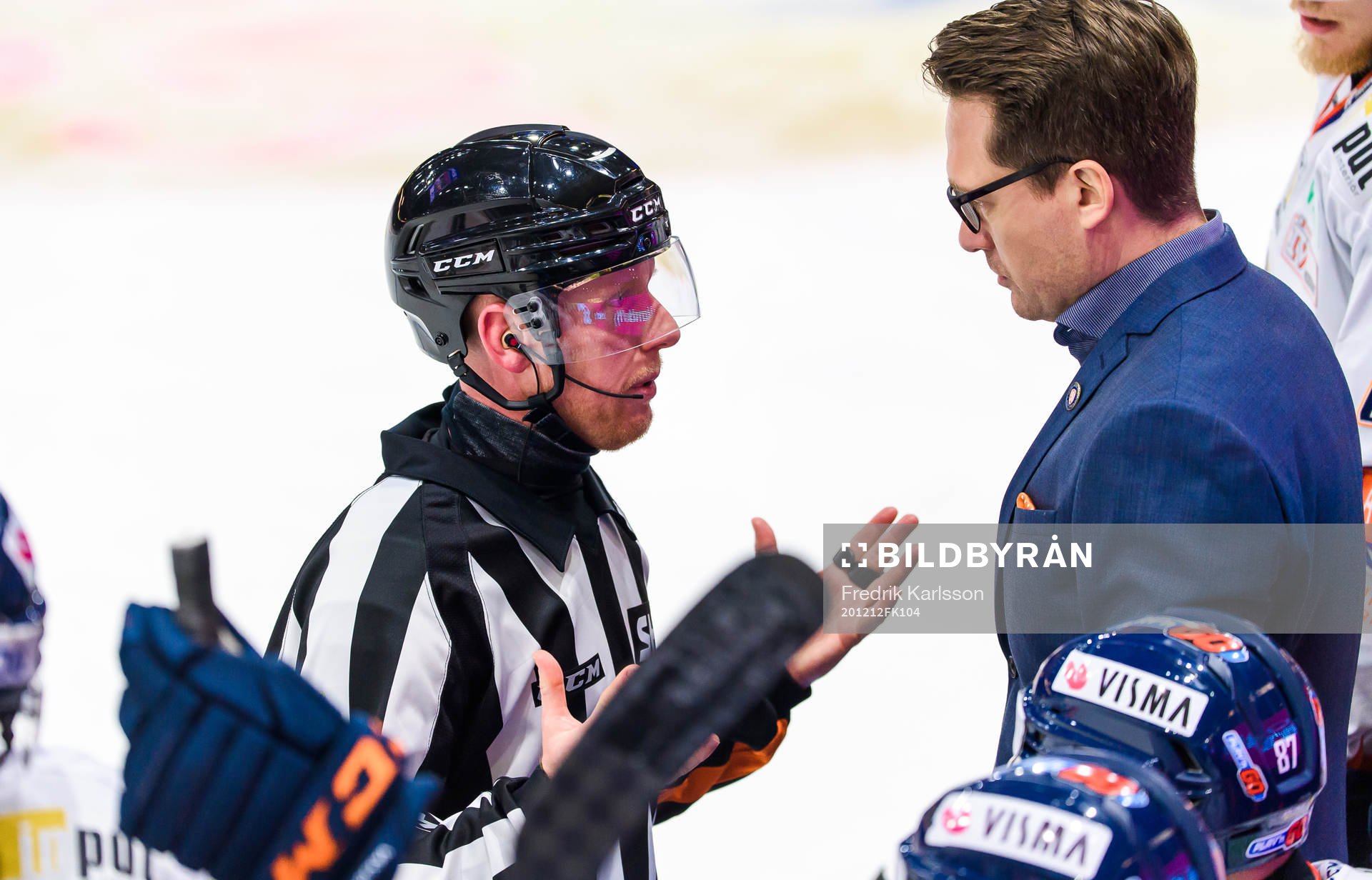 Domare Mikael Holm i samtal med Växjös tränare Sam Hallam
