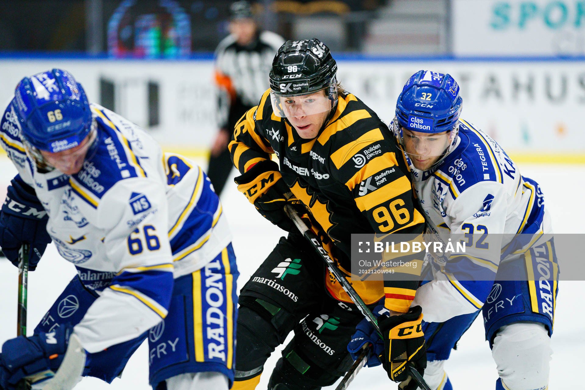 Skellefteås Rickard Hugg i en kamp mot Leksands Nils Åman