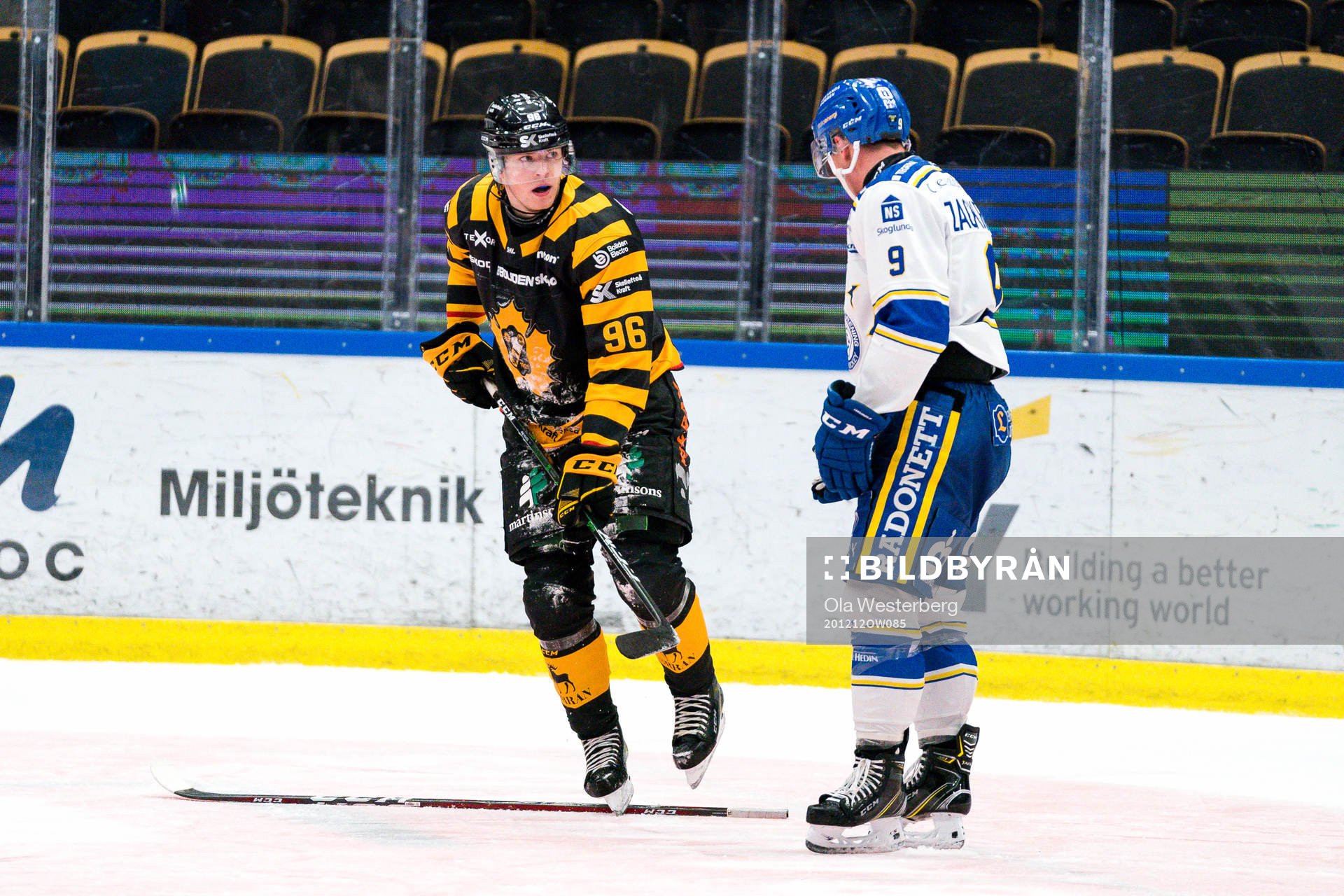 Skellefteås Rickard Hugg trampar sönder Leksands Patrik