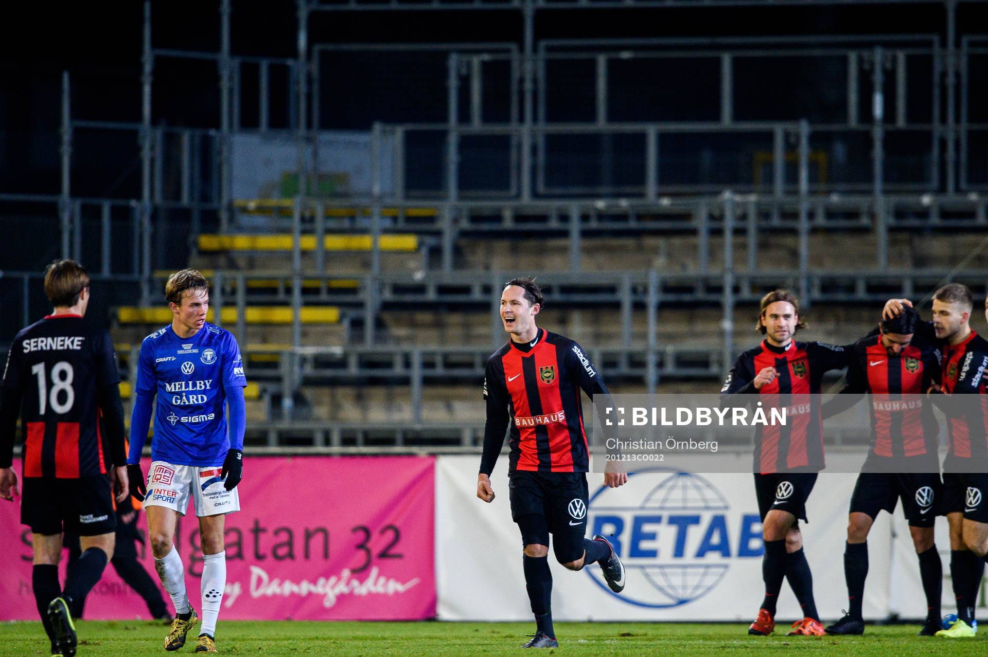 Brommapojkarnas Alexander Nilsson jublar efter 1-1 under kvalet till Superettan mellan Trelleborg och Brommapojkarna den 13 december 2020 i Trelleborg.