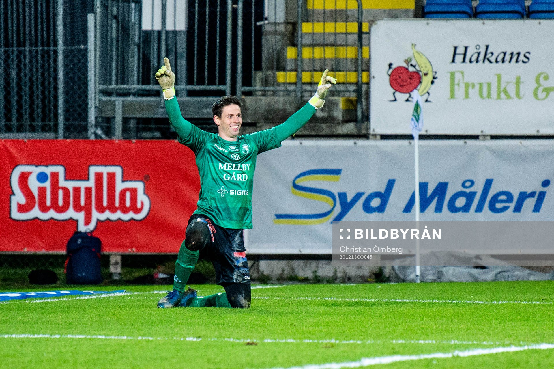 Trelleborgs målvakt Andreas Larsen jublar