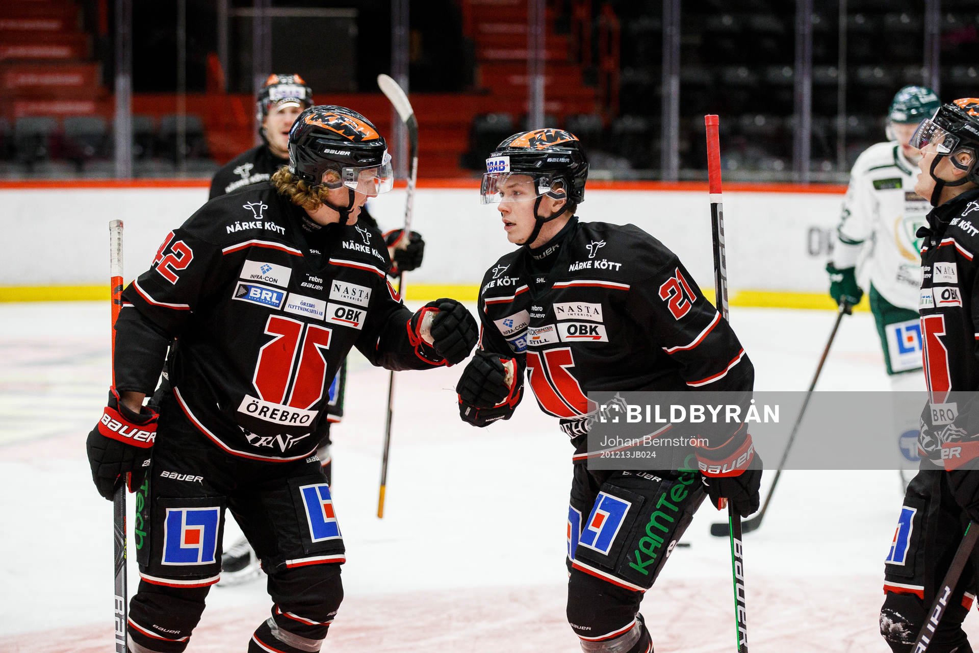 Örebros Linus Öberg och Robin Salo jublar