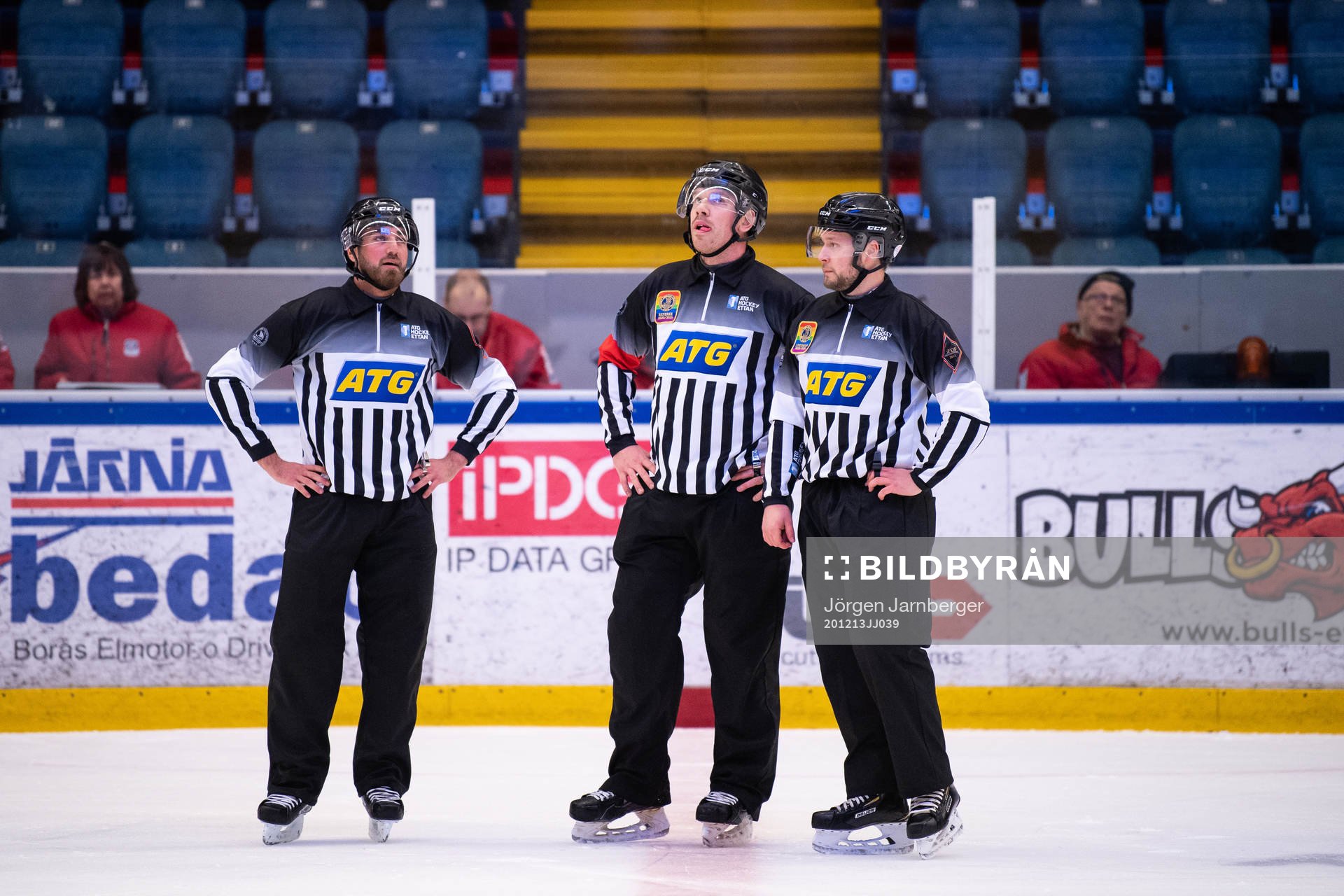 domare David Gustafsson med linjemännen Elias Hardtmann