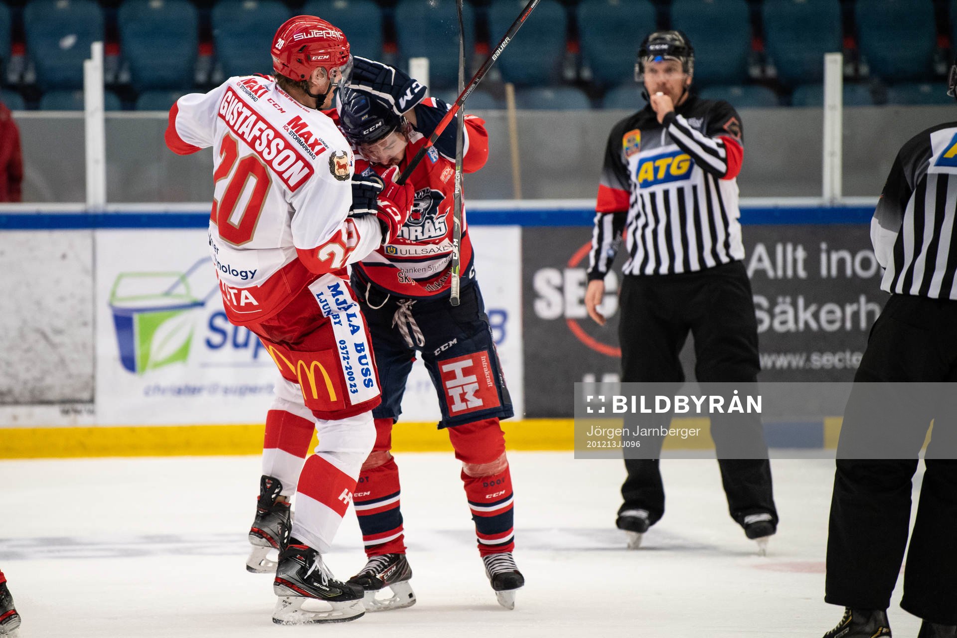 Irriterat mellan Trojas Hampus Gustafsson och Borås Erik