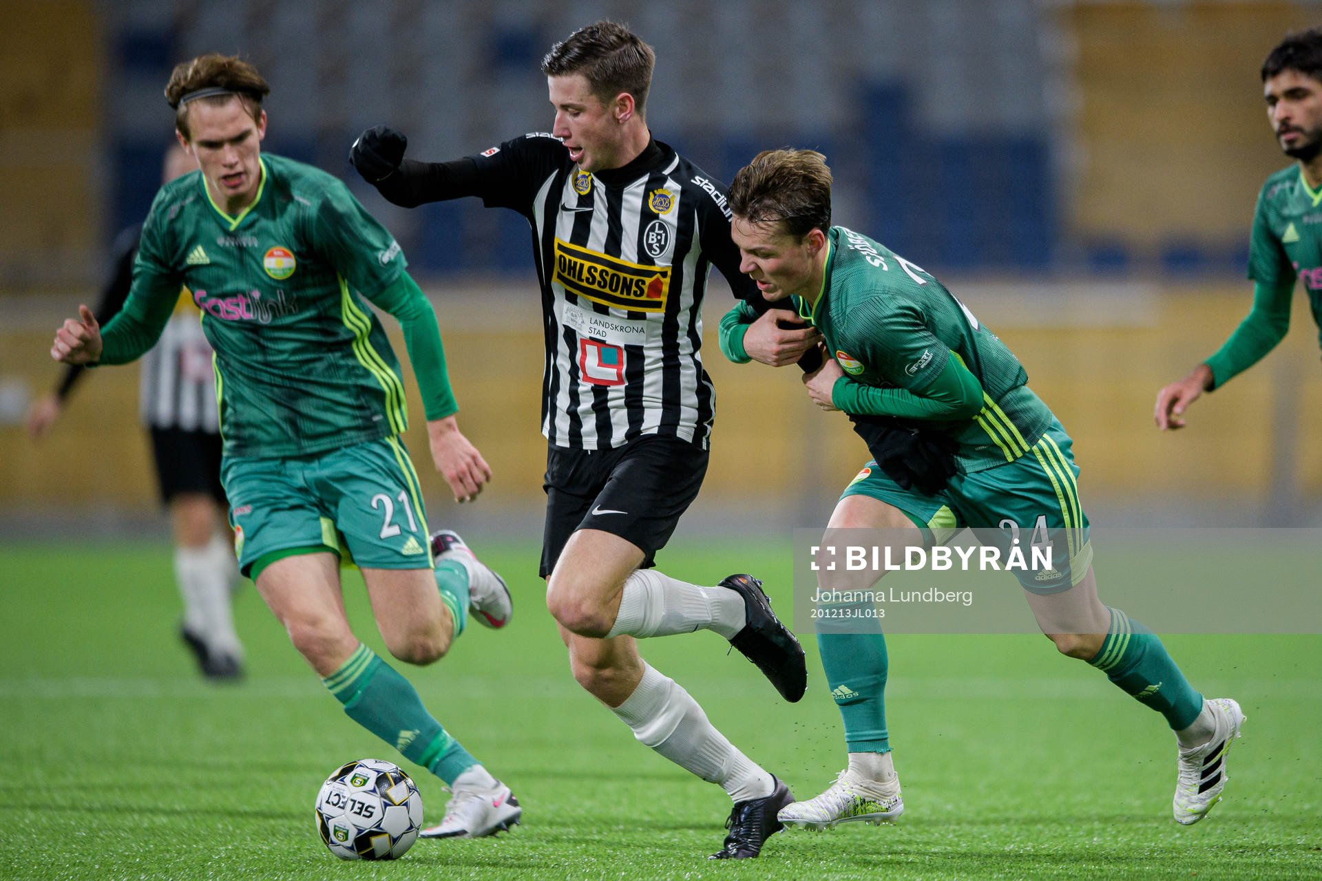 Landskronas Filip Olsson i en kamp mot Dalkurds Christoffer Styffe och Filip Sjöberg under fotbollsmatchen i kvalet till Superettan mellan Dalkurd och Landskrona den 13 december 2020 i Uppsala.
