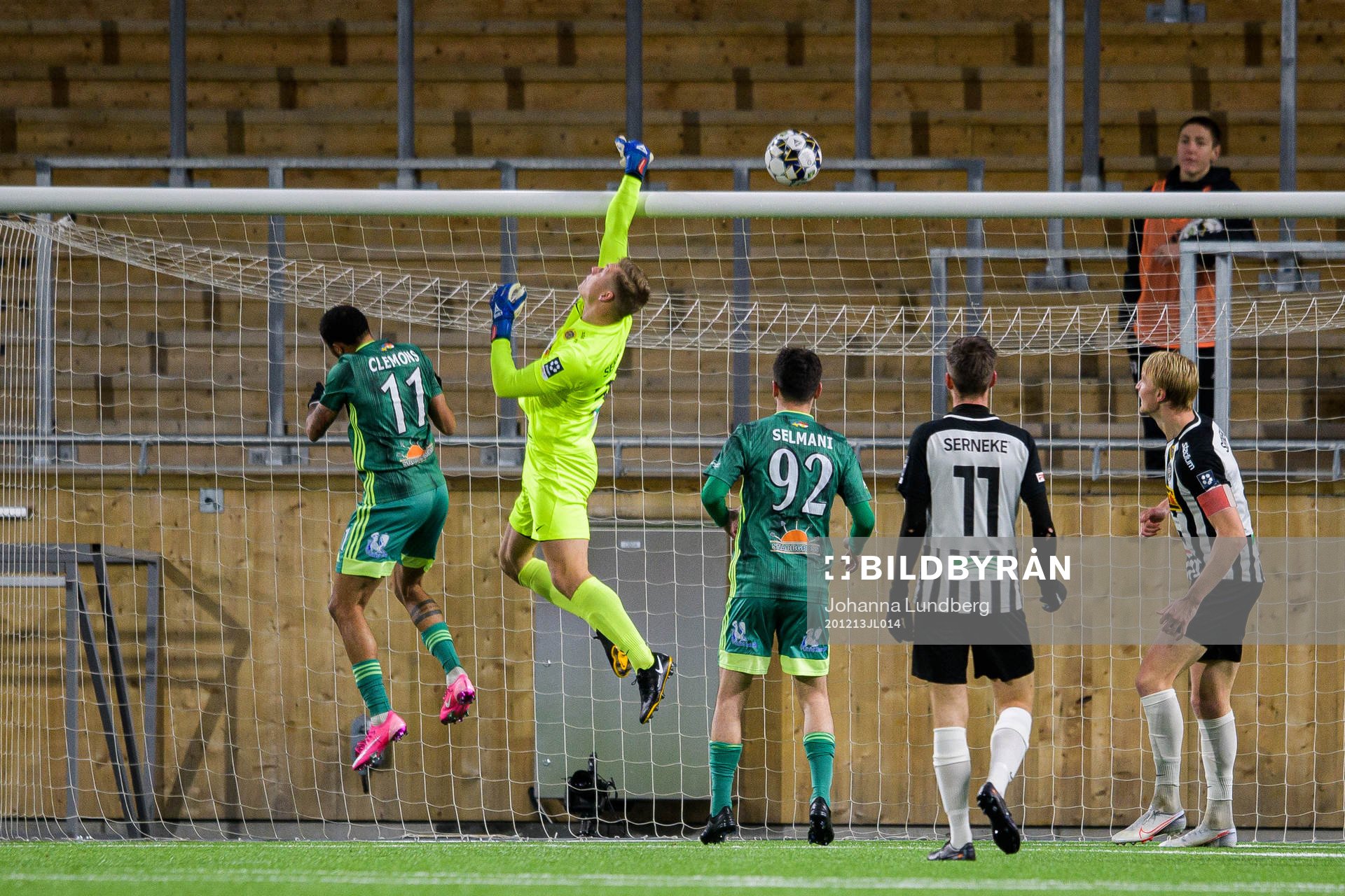 Landskronas målvakt Philip Mårtensson med en räddning