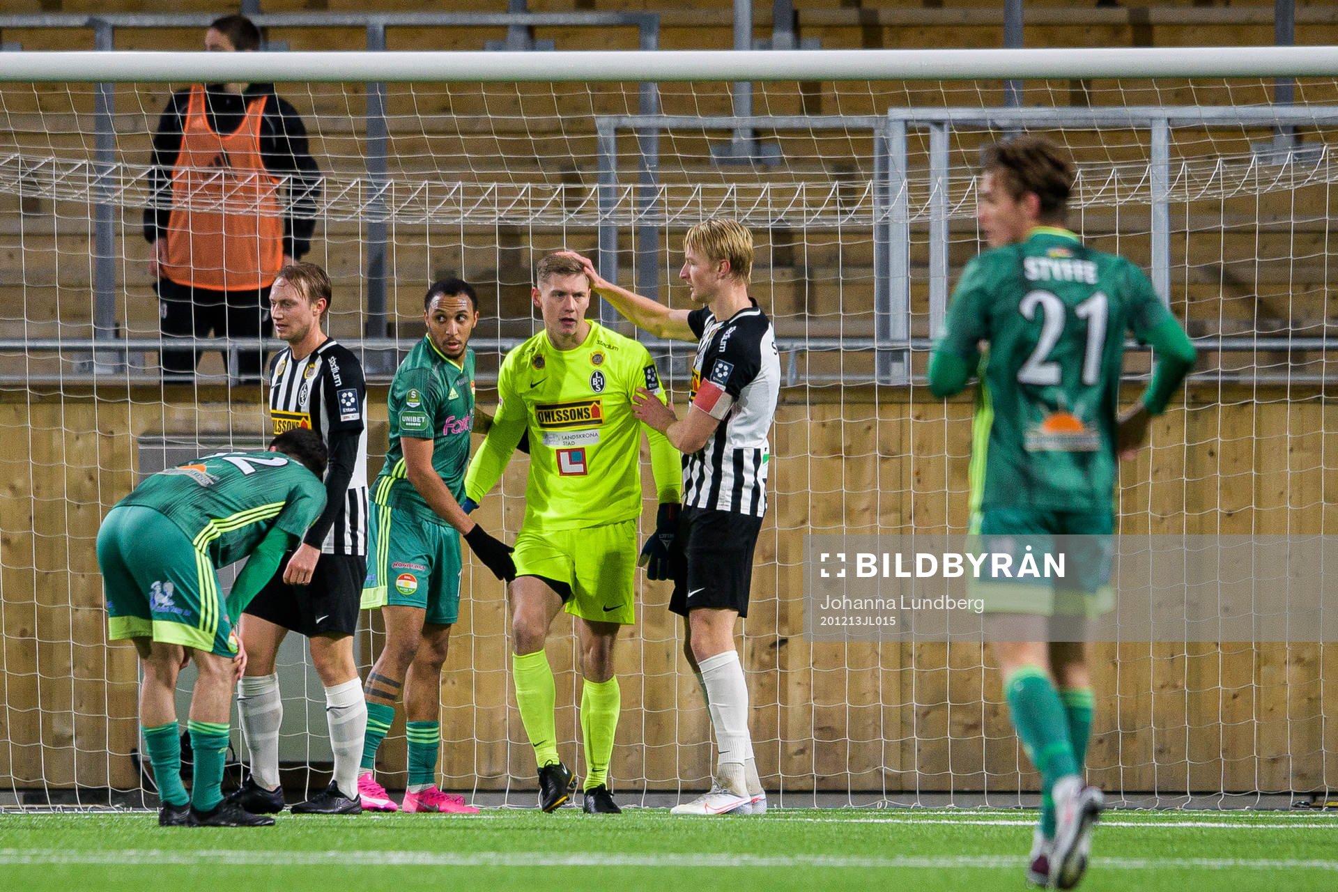 Landskronas målvakt Philip Mårtensson jublar efter räddning under fotbollsmatchen i kvalet till Superettan mellan Dalkurd och Landskrona den 13 december 2020 i Uppsala.