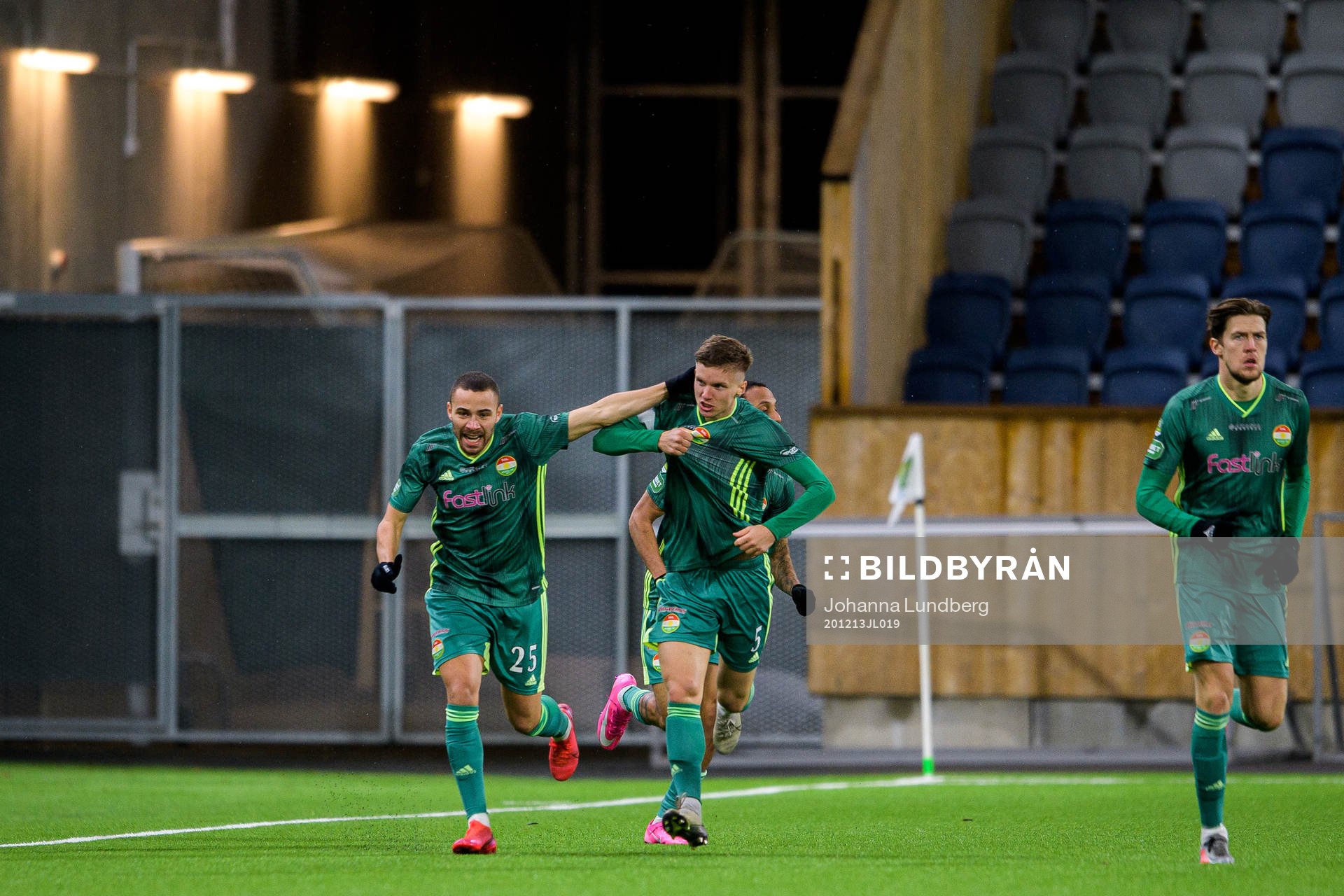 Dalkurds Samuel Leach Holm och Malkolm Moenza  jublar