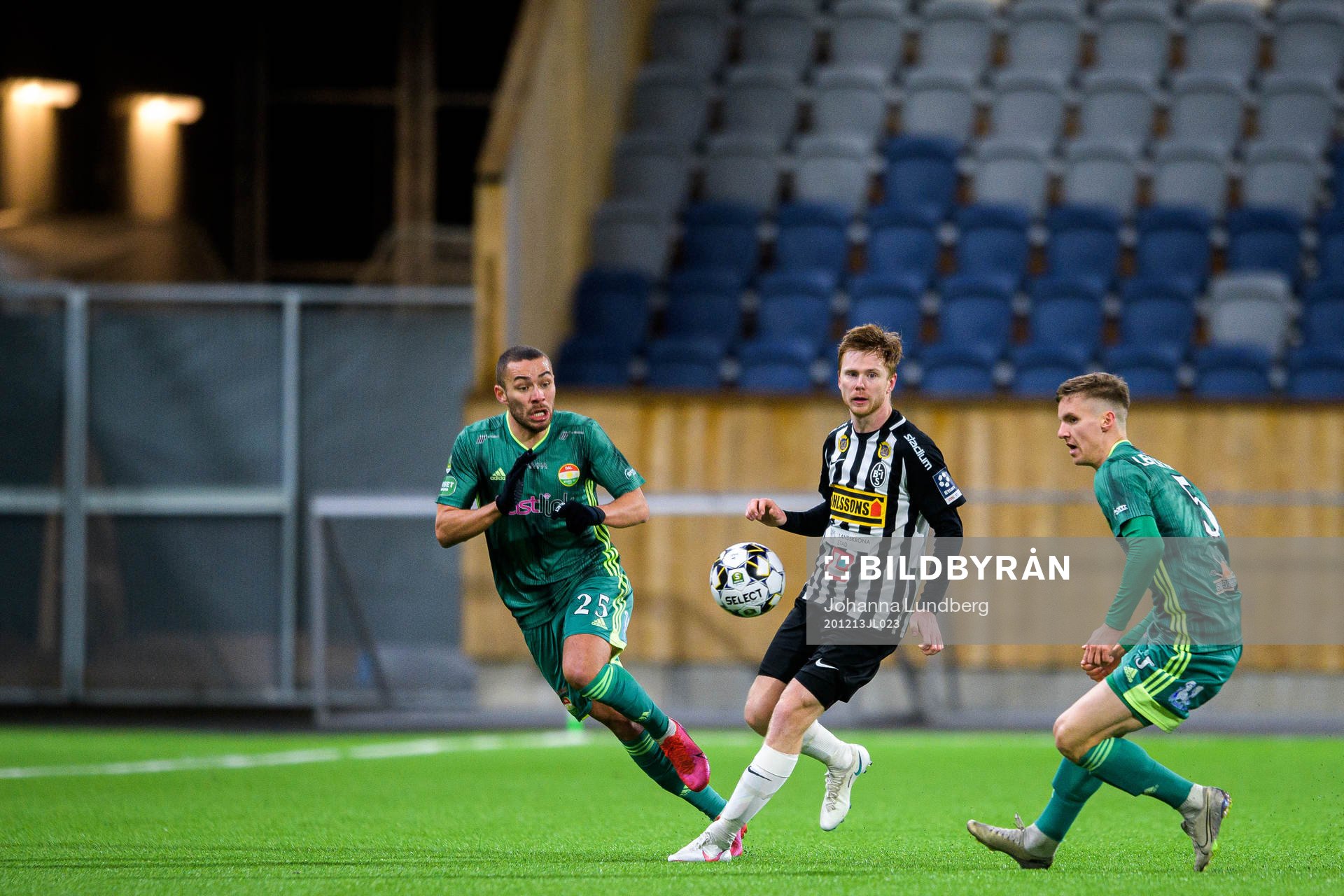 Landskronas Dennis Olofsson i en kamp mot Dalkurds Malkolm