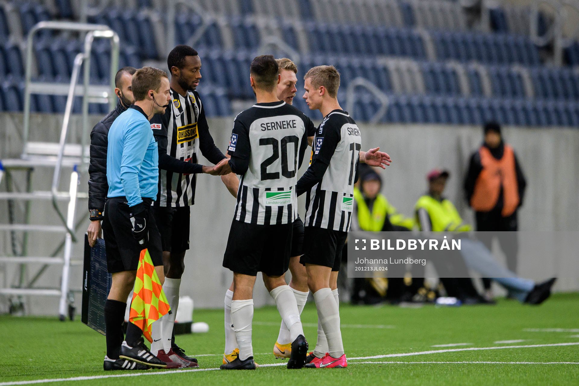 Byte mellan Landskronas Sumar Almadjed , Oscar Petersson och Herve Prudence Nshimirimana och Robin Hofsö under fotbollsmatchen i kvalet till Superettan mellan Dalkurd och Landskrona den 13 december 2020 i Uppsala.