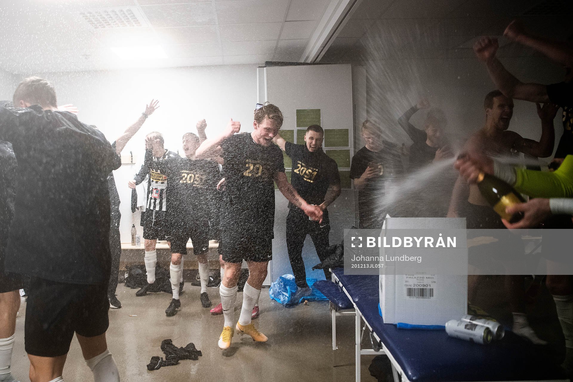 Landskronas spelare jublar i omklädningsrummet