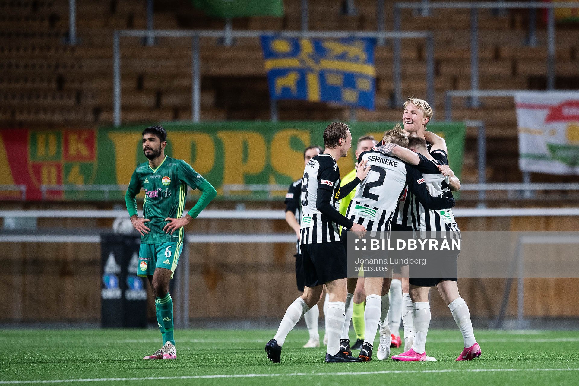 Landskronas spelare jublar med Viktor Wihlstrand