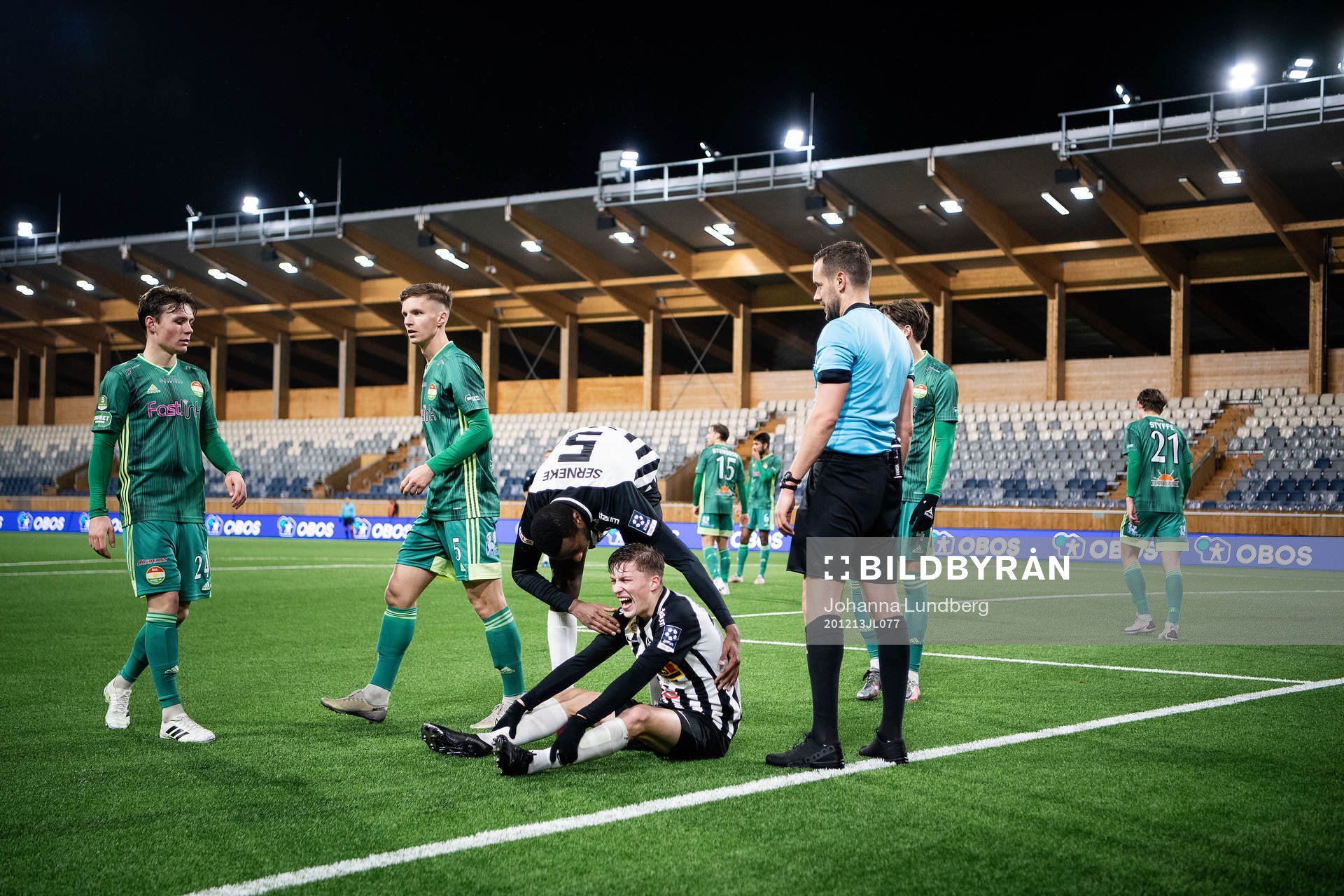 Landskronas Herve Prudence Nshimirimana klappar om Kevin Jensen efter att han har fått ont under fotbollsmatchen i kvalet till Superettan mellan Dalkurd och Landskrona den 13 december 2020 i Uppsala.