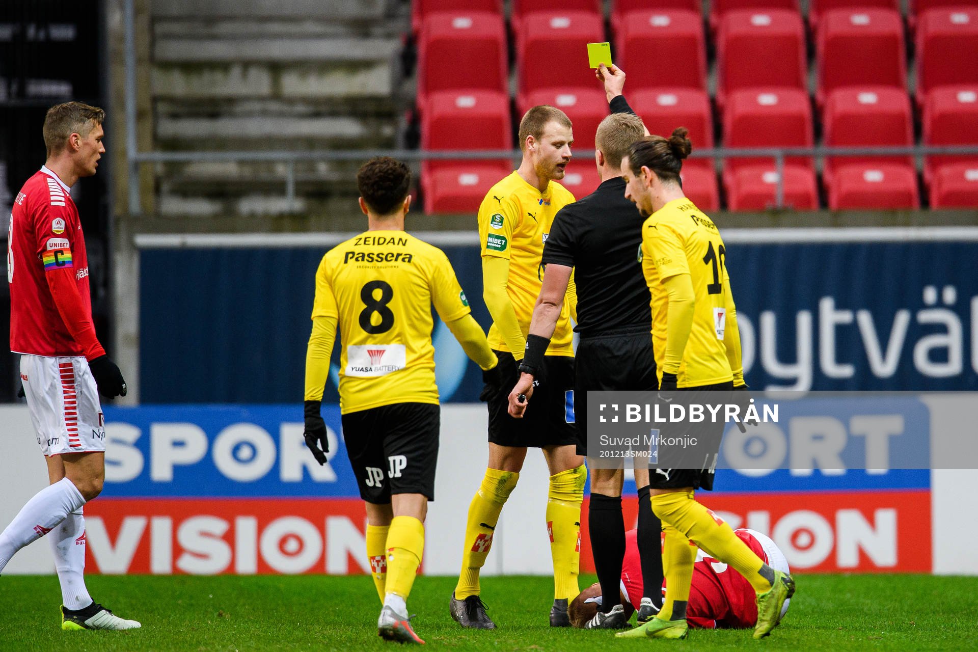 Jönköpings Elias Gustafson får en varning