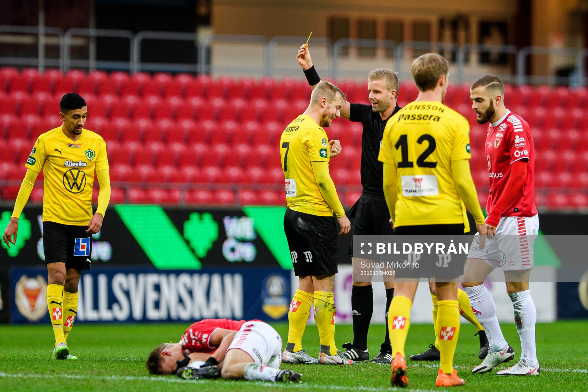 Jönköpings Sebastian Crona får en varning
