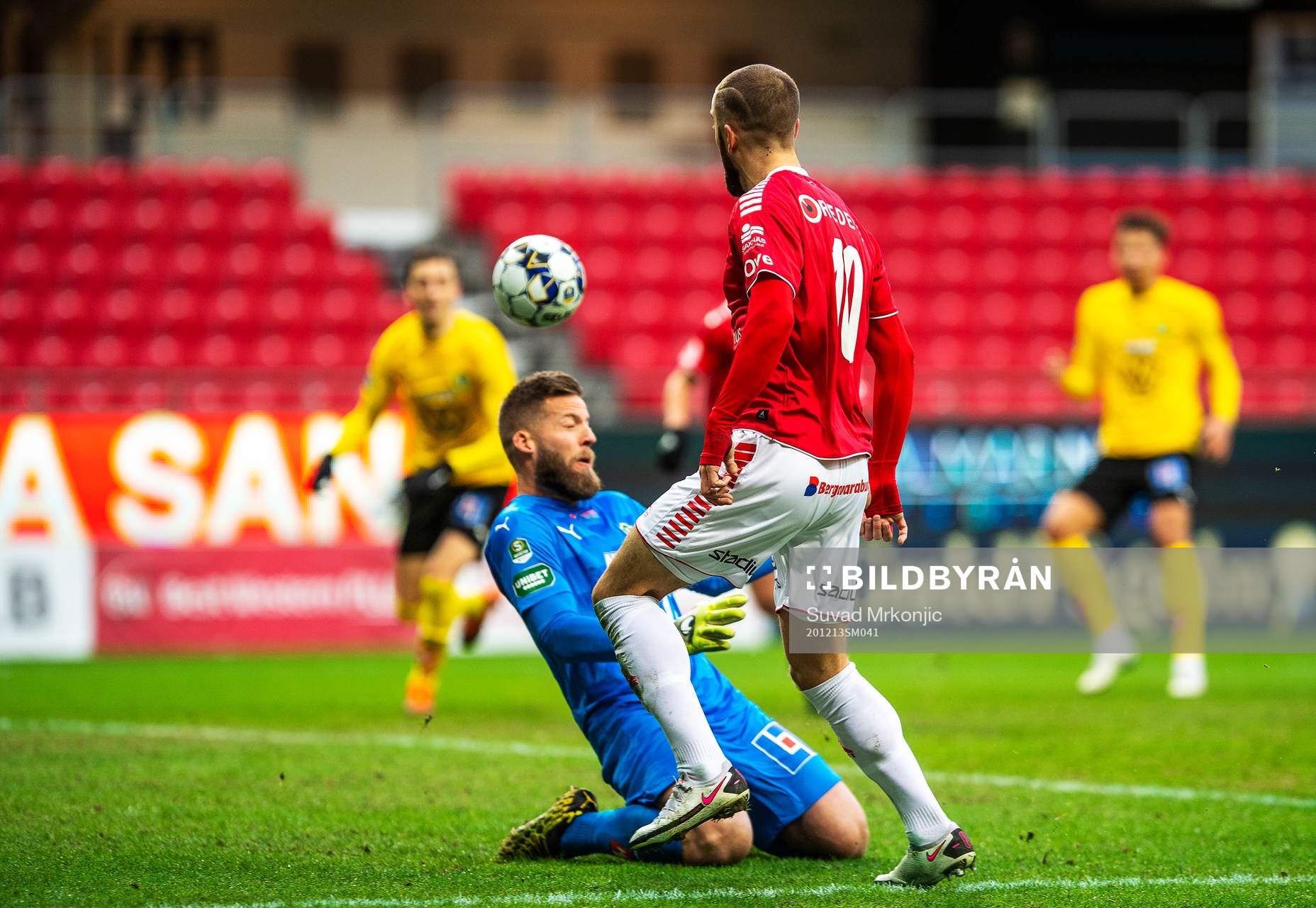 Kalmars Filip Sachpekidis och Jönköpings målvakt Frank