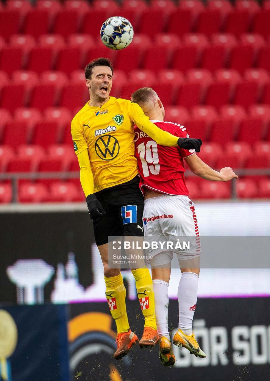 Kalmars Isak Jansson och Jönköpings Jetmir Haliti under fotbollsmatchen i kvalet till Allsvenskan mellan Kalmar och Jönköpings Södra den 13 december 2020 i Kalmar.