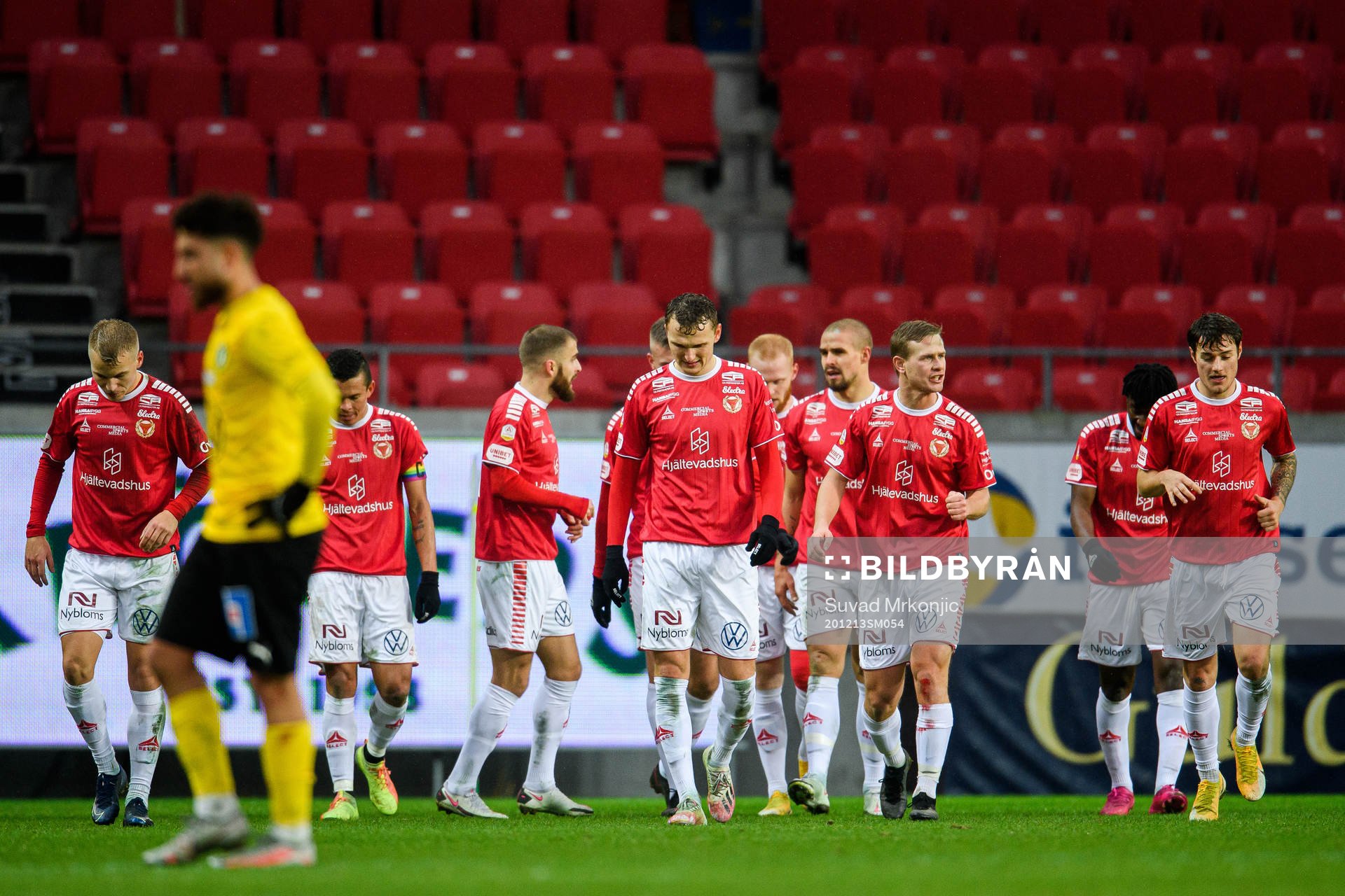 Kalmars Nils Fröling jublar med lagkamrater