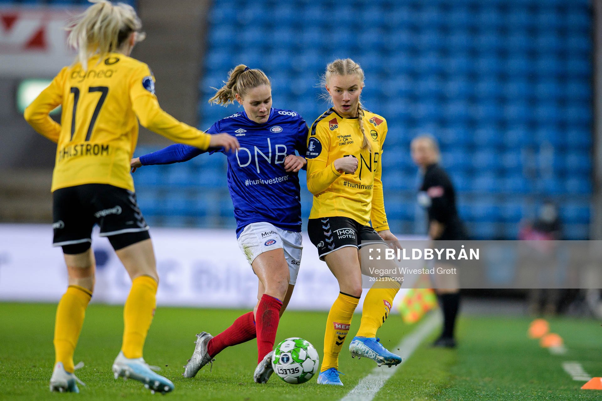 Andrine Tomter of Vålerenga and Thea Kyvåg of LSK Kvinner