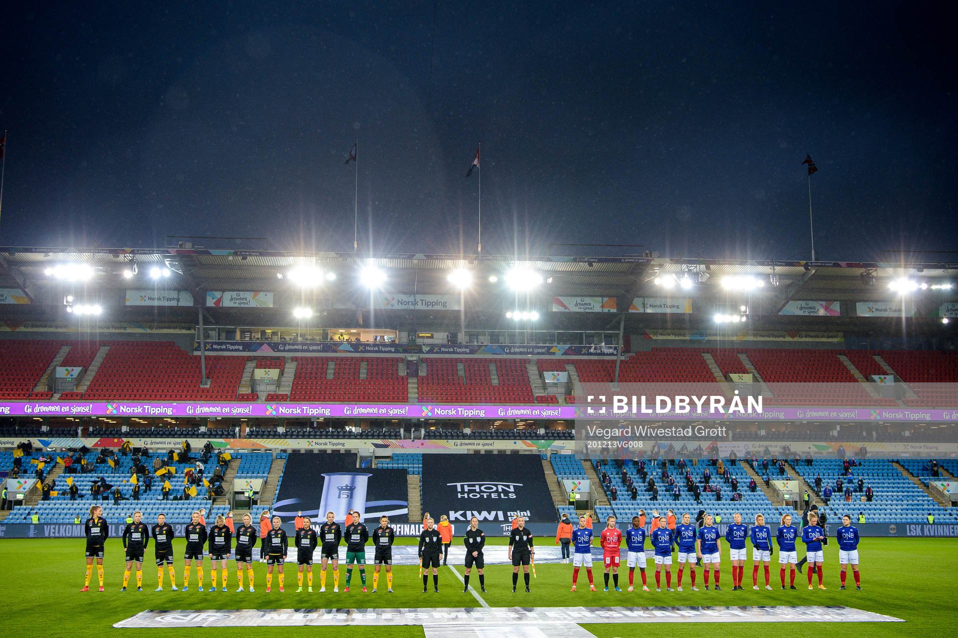 The players of LSK Kvinner and Vålerenga line up