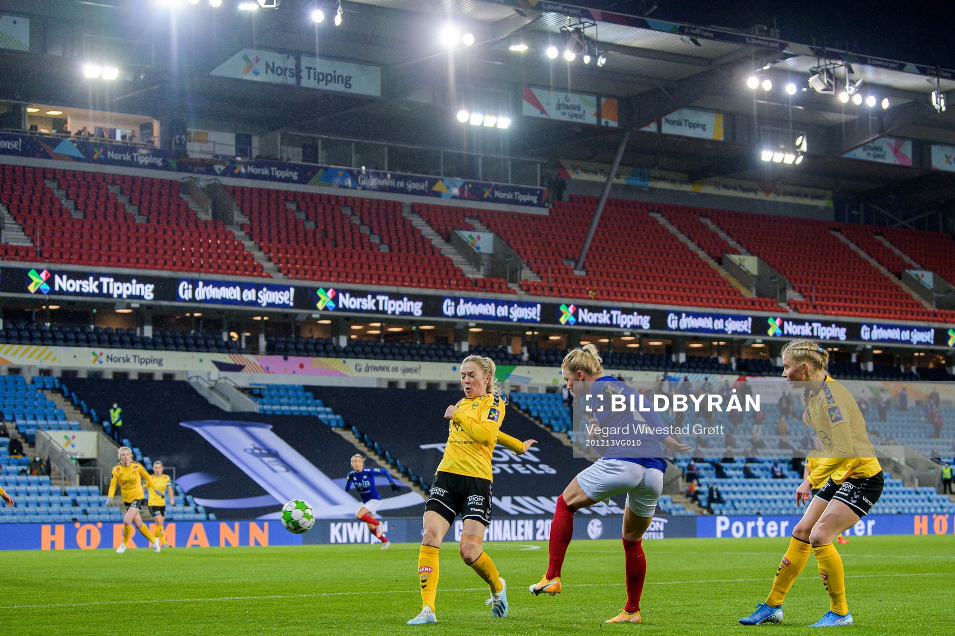 Cathrine Dahlström of LSK Kvinner and Rikke Marie Madsen