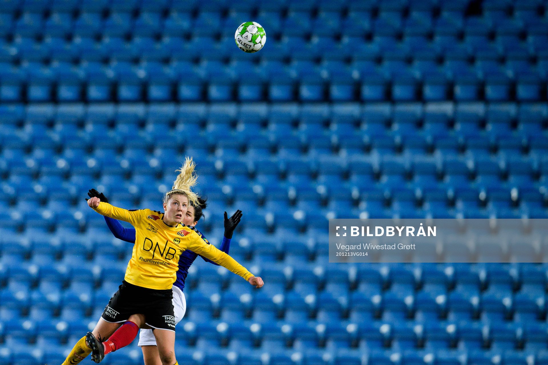 Sophie Haug of LSK Kvinner och Dejana Stefanovic of