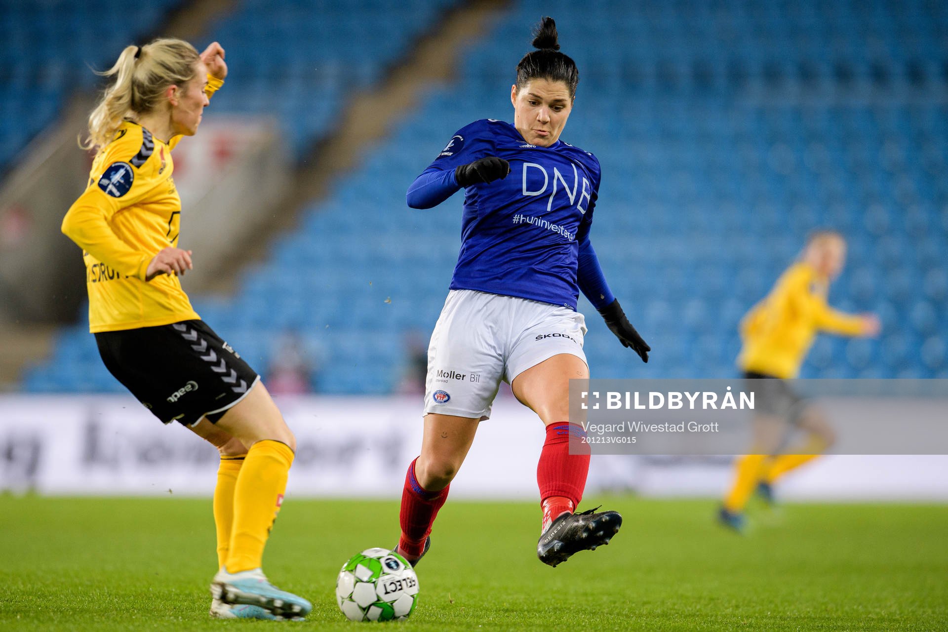 Cathrine Dahlström of LSK Kvinner and Dejana Stefanovic of