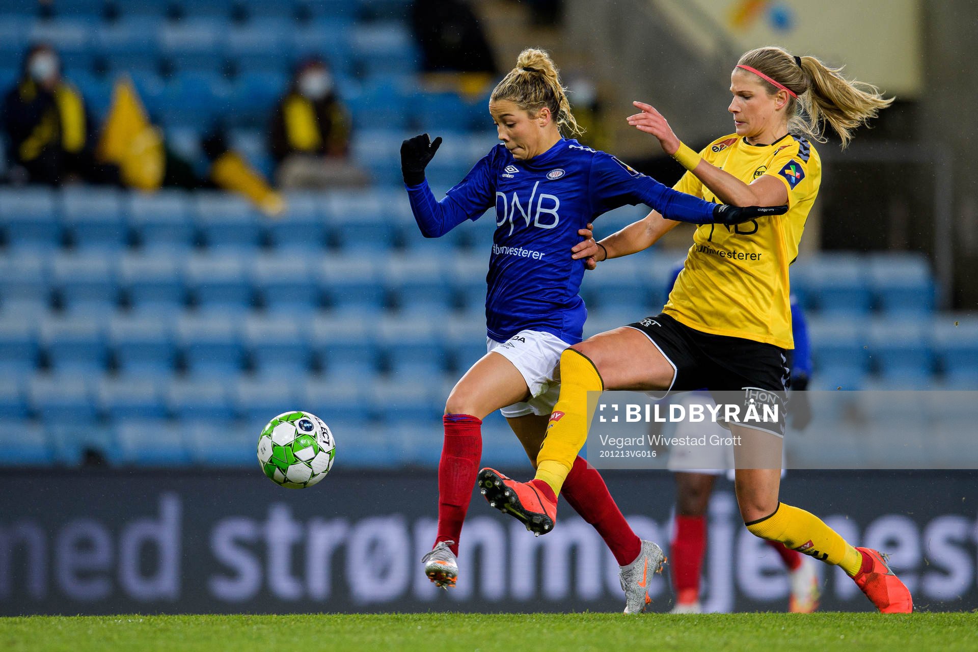 Celin Bizet Ildhusøy of Vålerenga and Justine Monique