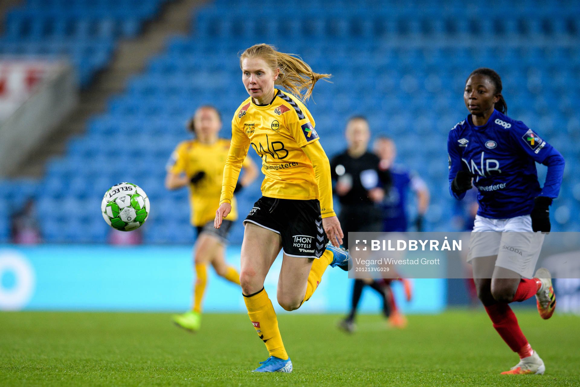 Malin Brenn of LSK Kvinner and Ajara Njoya of Vålerenga