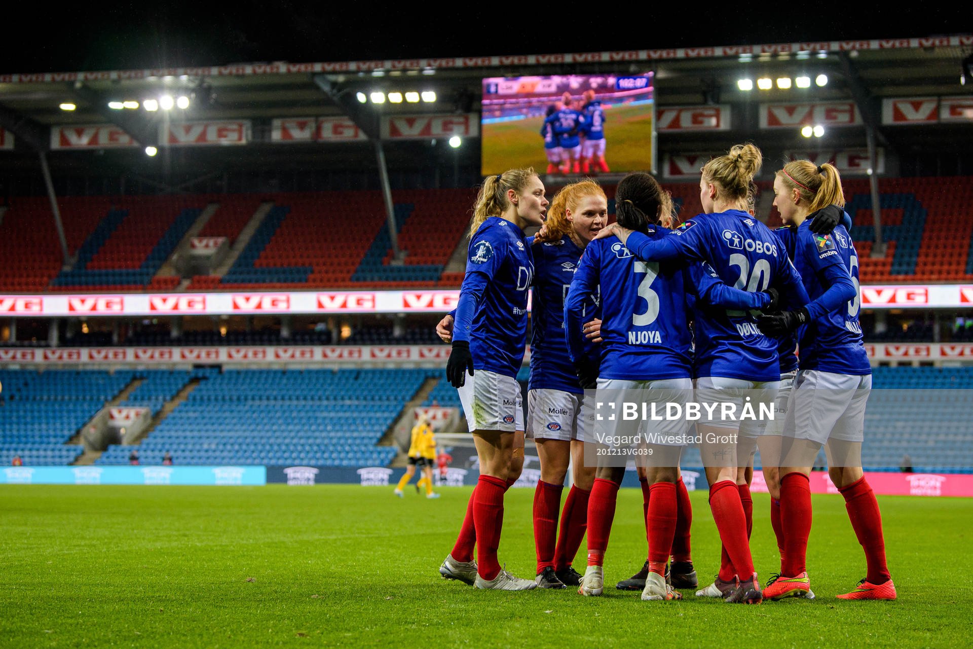 Ajara Njoya of Vålerenga celebrates with teammates Andrine