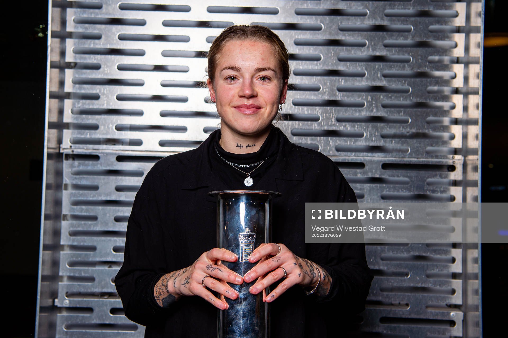 Marie Dølvik Markussen of Vålerenga poses with the cup
