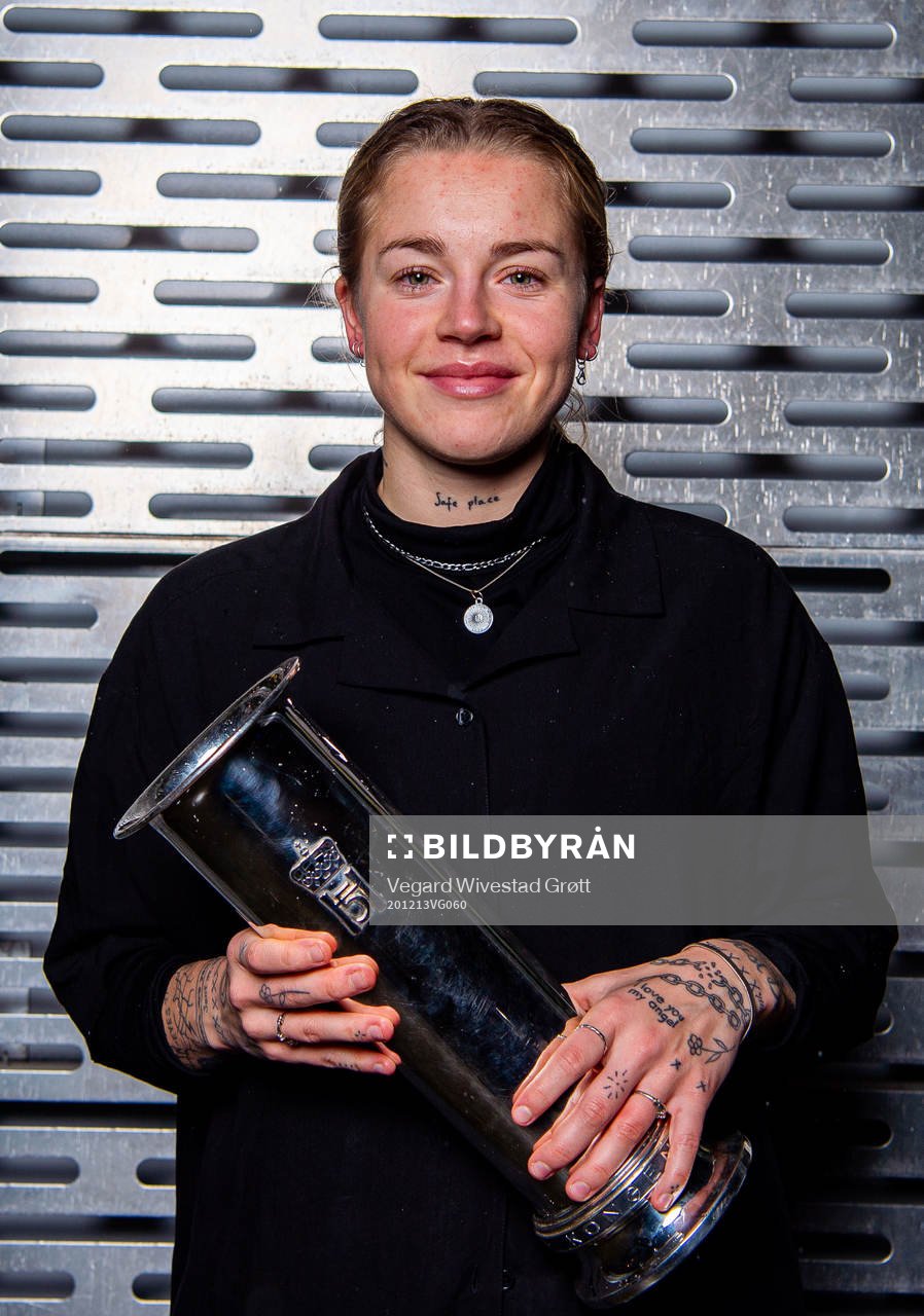 Marie Dølvik Markussen of Vålerenga poses with the cup