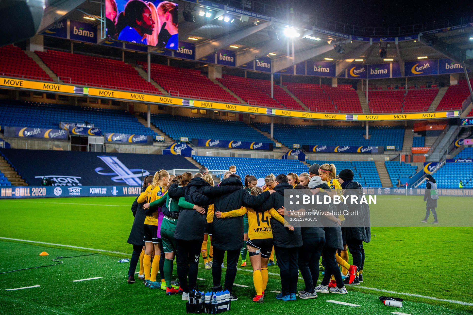 Players and staff of LSK Kvinner gather in a circle