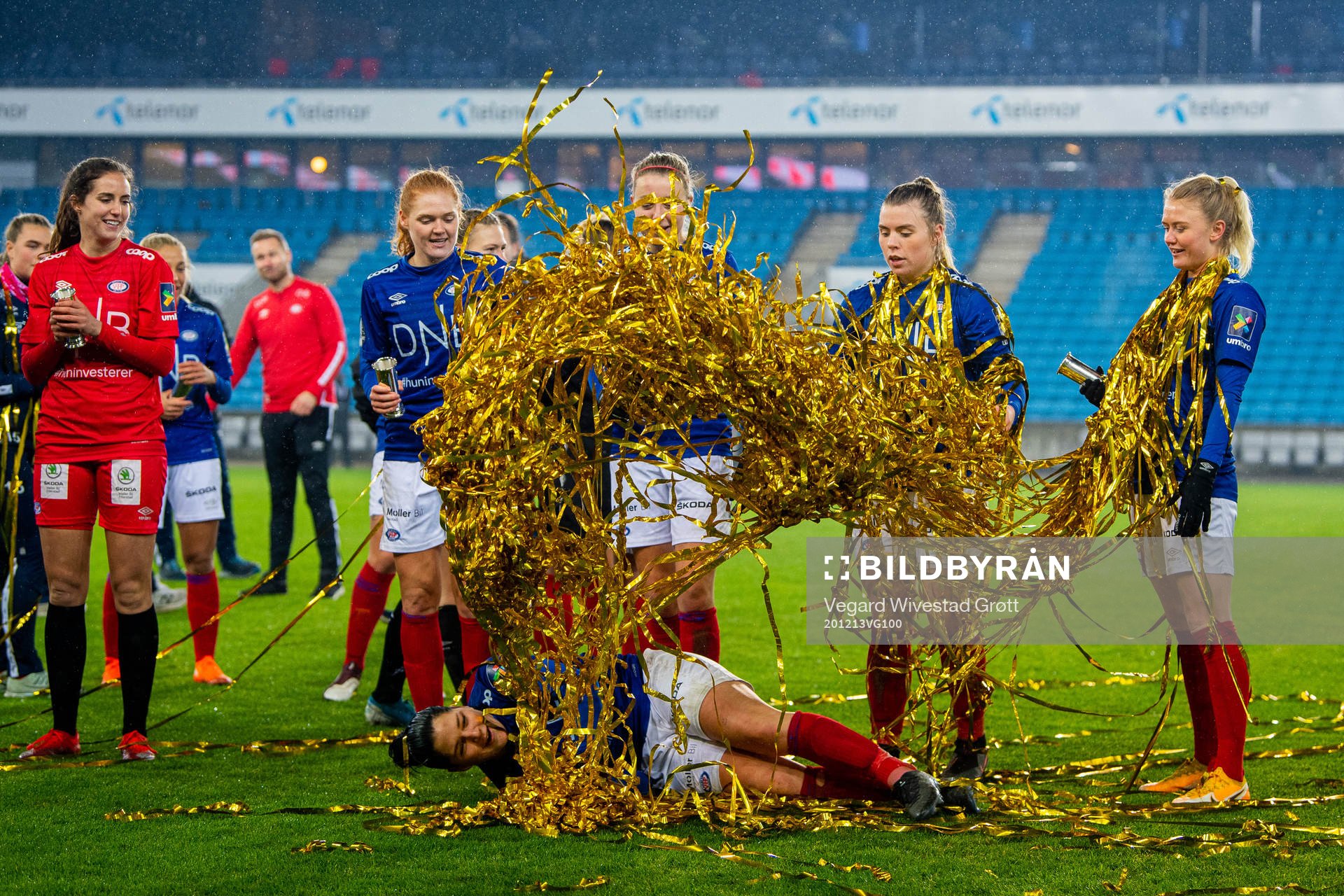 Dejana Stefanovic and the players of Vålerenga celebrate