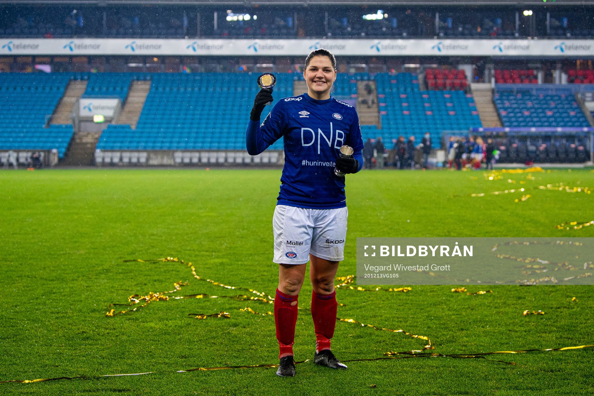 Dejana Stefanovic of Vålerenga with the award as the best