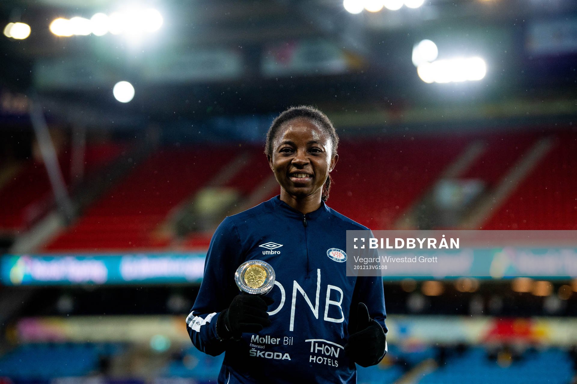 Ajara Njoya of Vålerenga poses with the award as the top