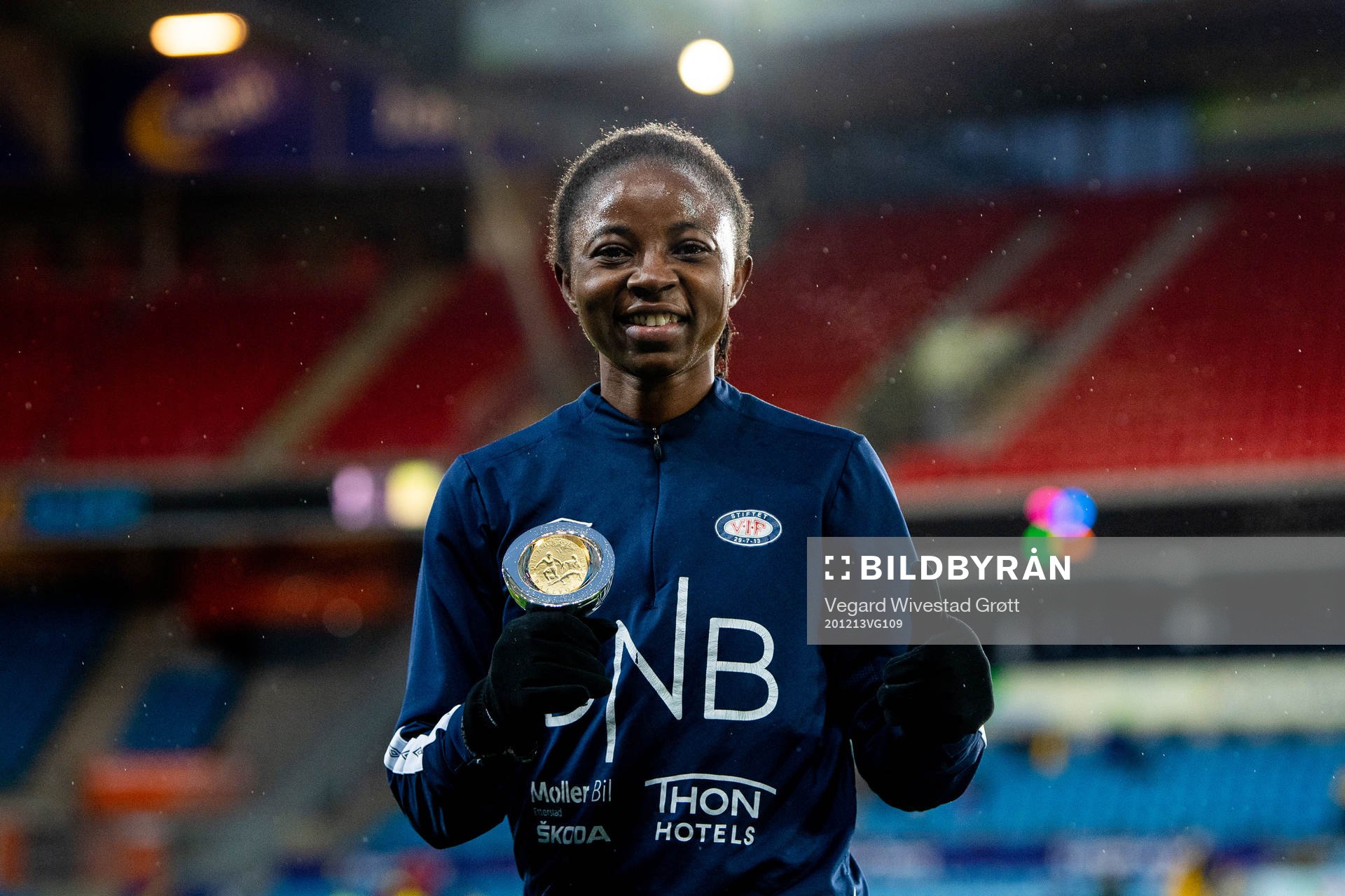 Ajara Njoya of Vålerenga poses with the award as the top