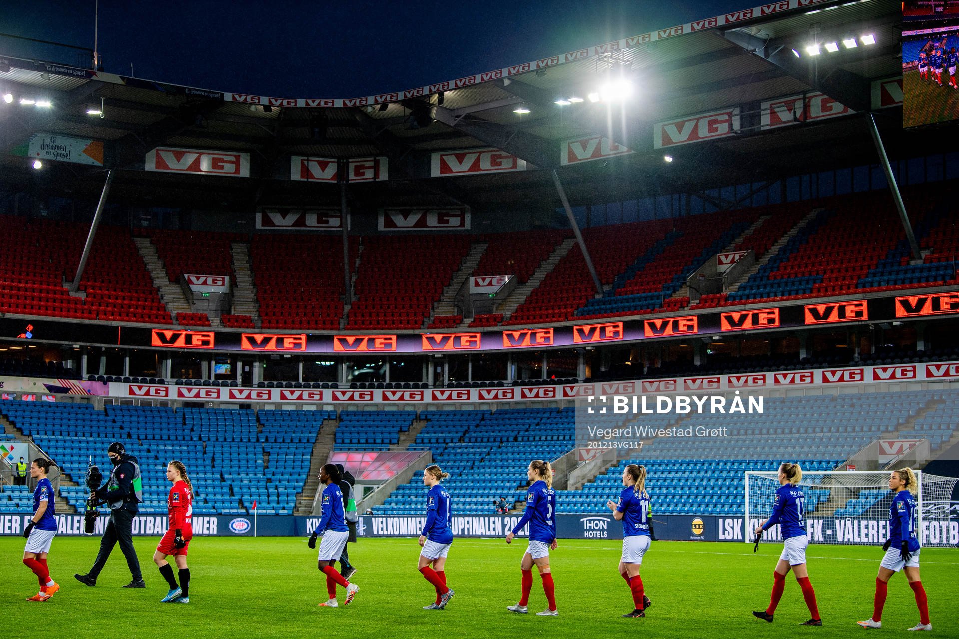 Sherida Spitse and the players of Vålerenga