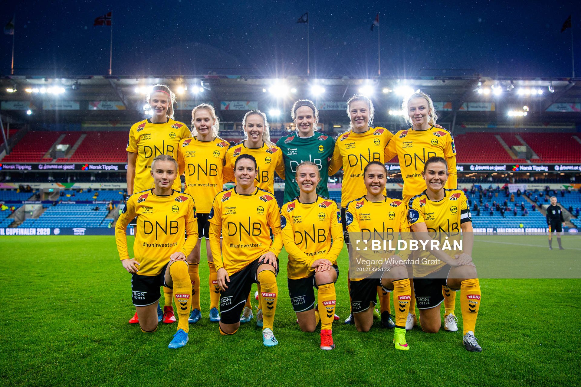 LSK Kvinner’s starting eleven pose for a team photo