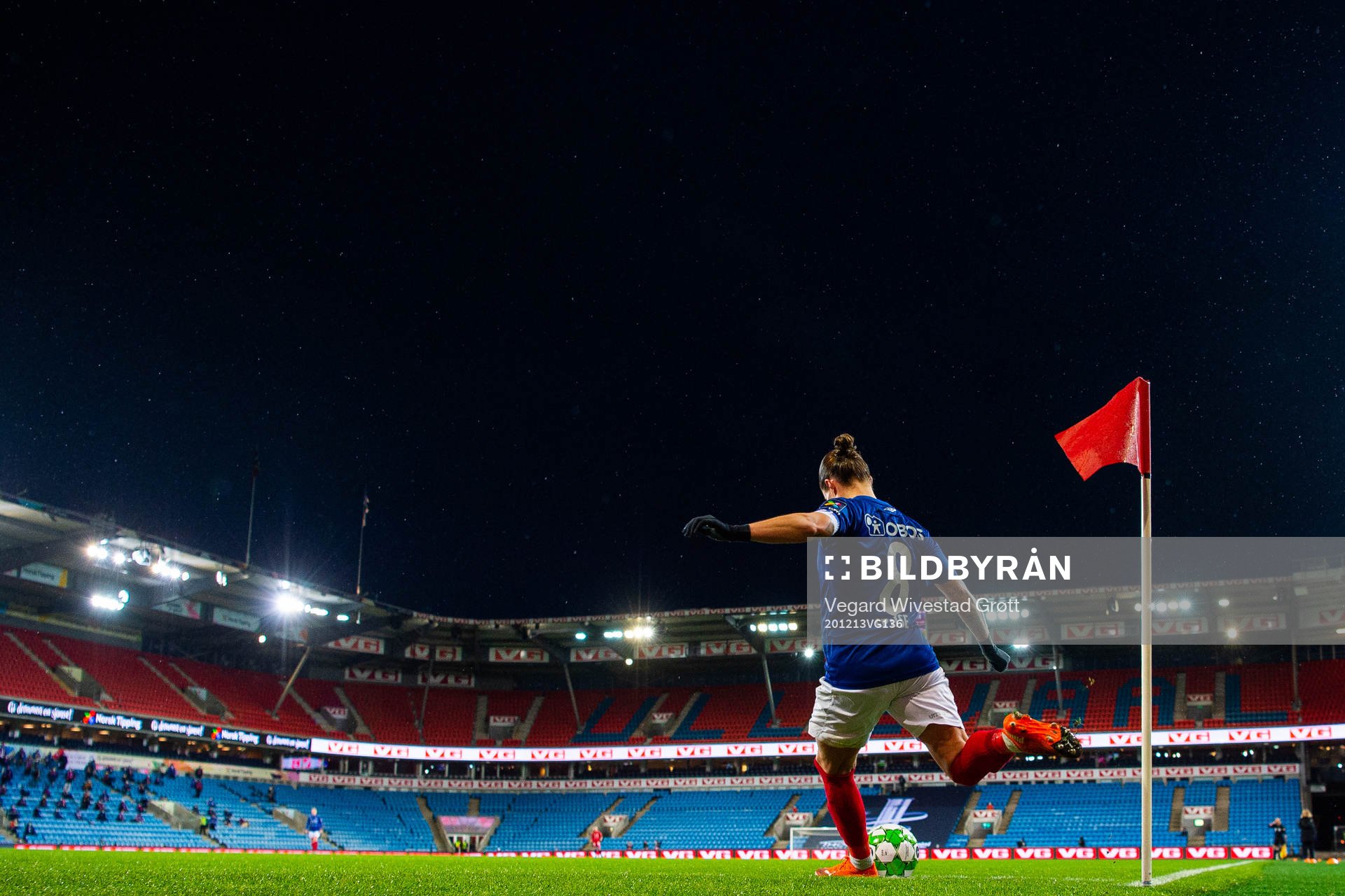 Sherida Spitse of Vålerenga takes a corner kick