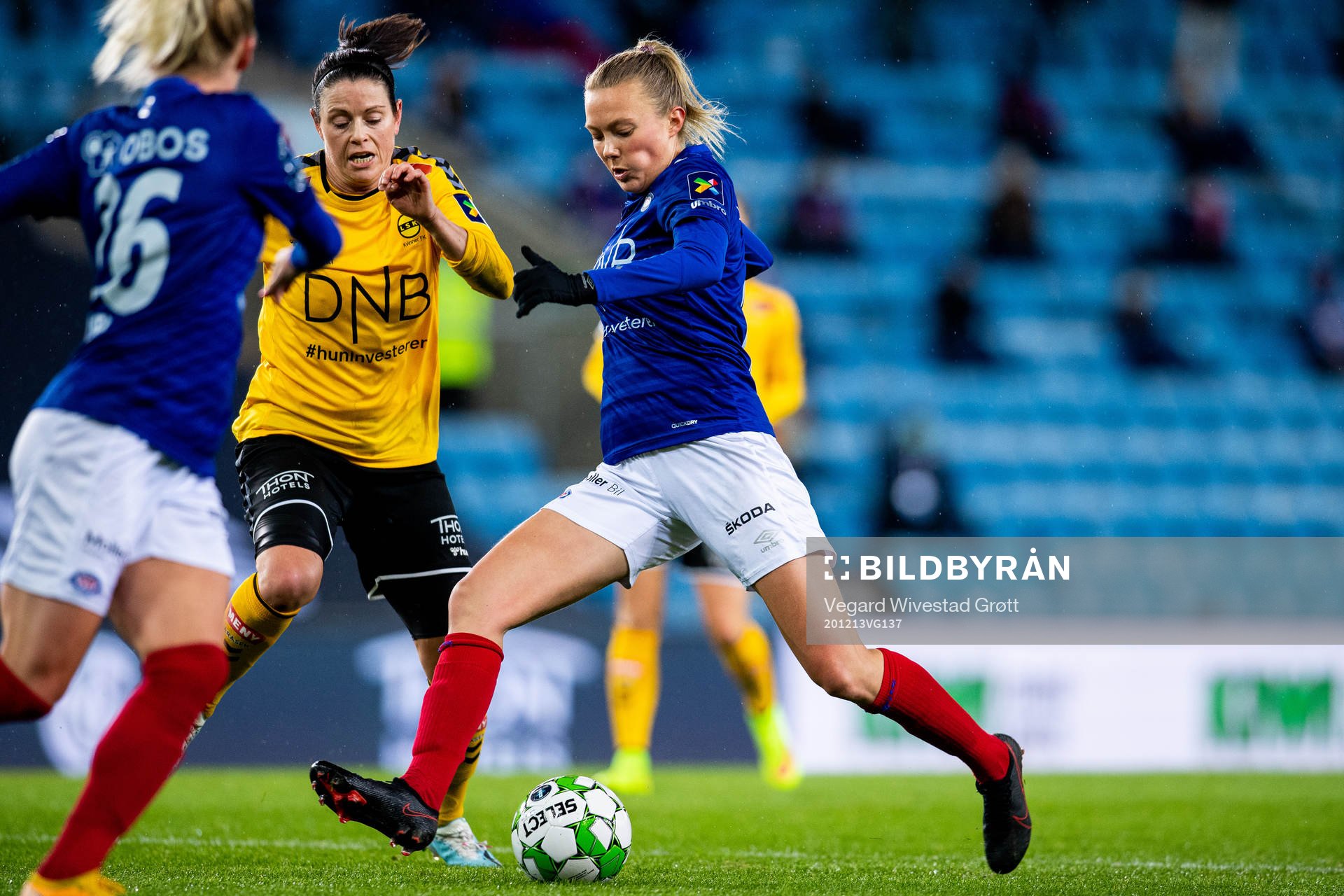 Isabell Bachor of LSK Kvinner and Synne Sofie Kinden Jensen