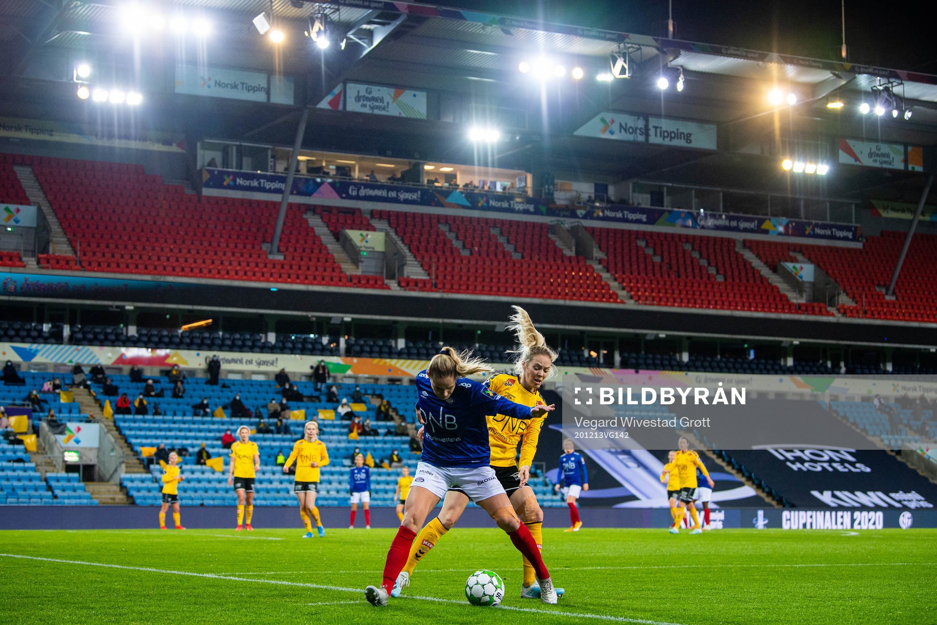 Andrine Tomter of Vålerenga and Cathrine Dahlström of LSK