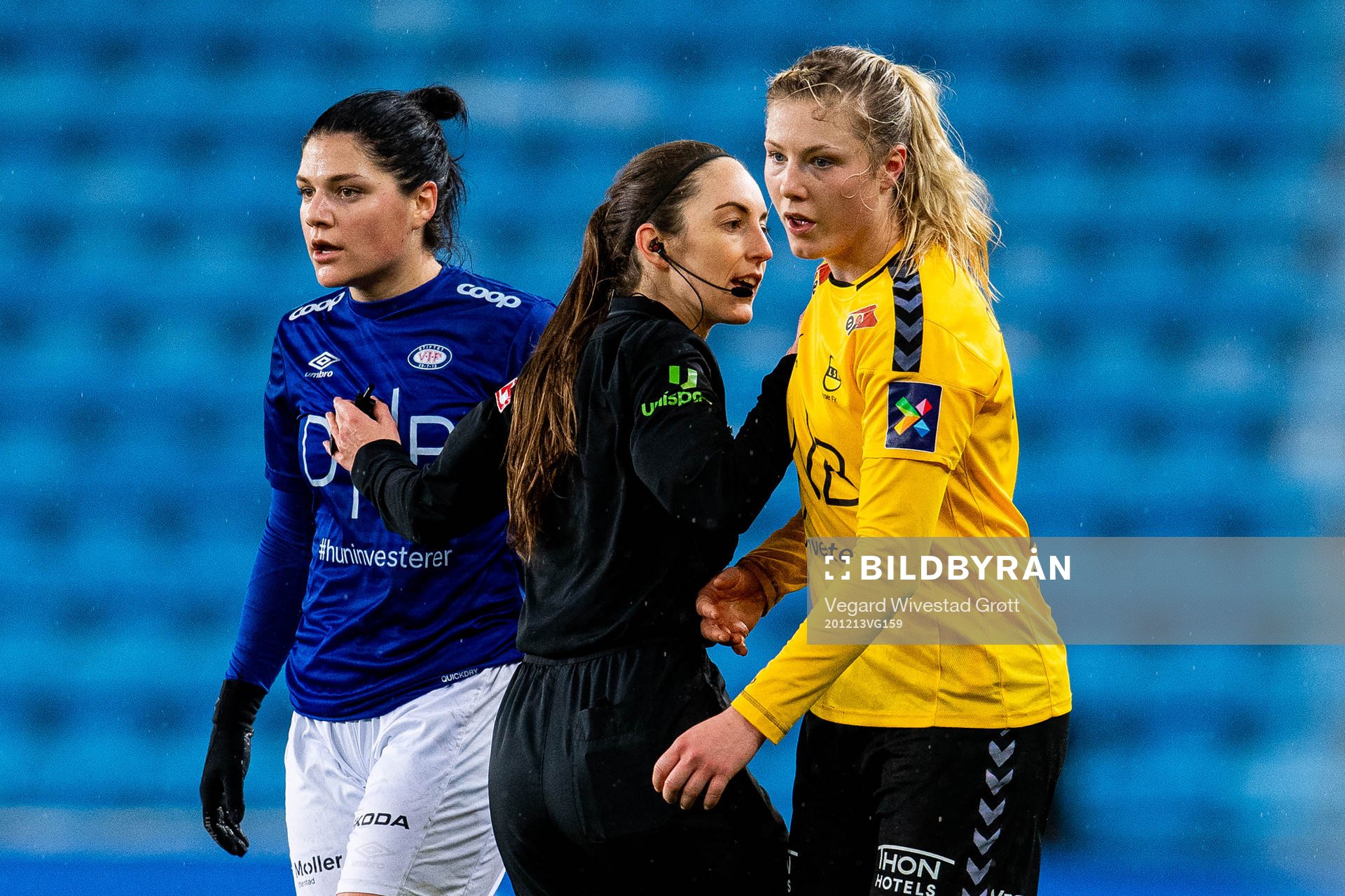 Dejana Stefanovic of Vålerenga, referee Henrikke Holm