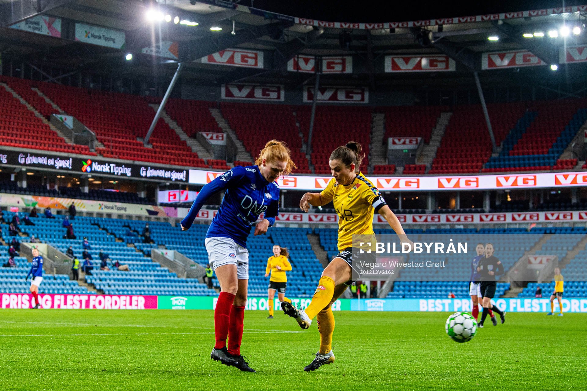 Stine Ballisager Pedersen of Vålerenga and Emilie Bosshard