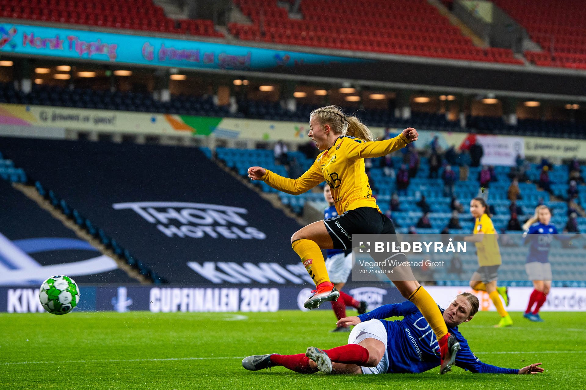 Emilie Marie Woldvik of LSK Kvinner and Catherine Bott of