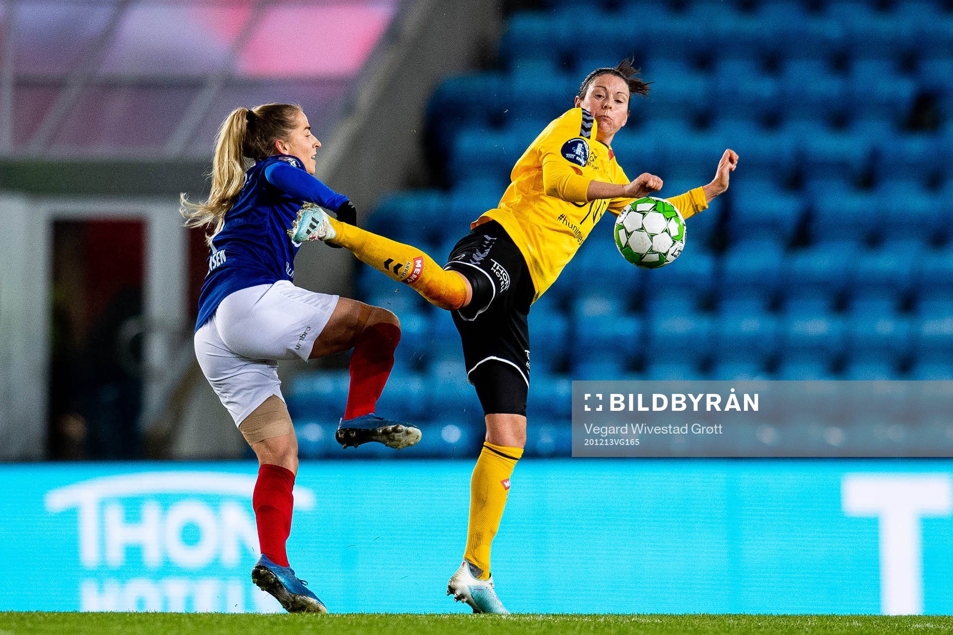 Sigrid Heien Hansen of Vålerenga and Isabell Bachor of LSK