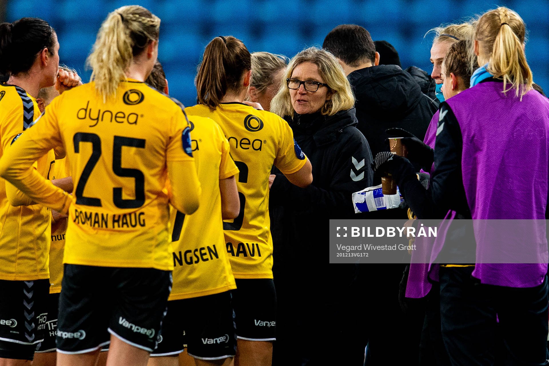 Hege Riise, head coach of LSK Kvinner, talks to the players