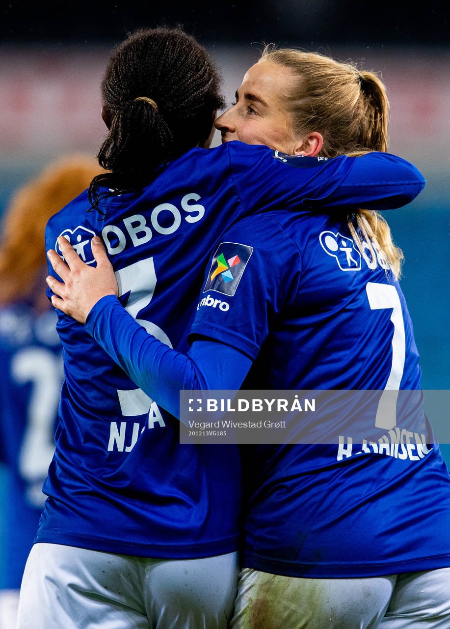 Ajara Njoya of Vålerenga celebrates with teammate Sigrid