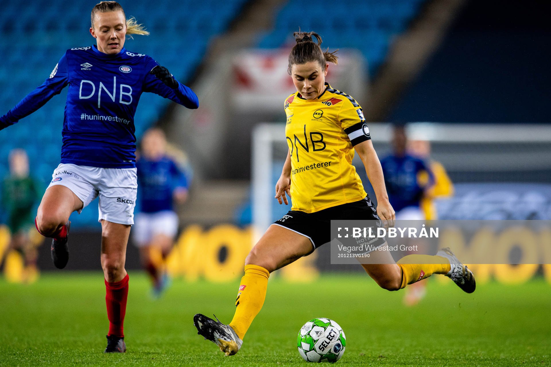Synne Sofie Kinden Jensen of Vålerenga and Emilie Bosshard